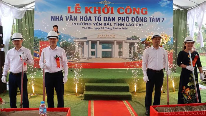 Các đại biểu dự Lễ khởi công Công trình Nhà văn hóa tổ dân phố Đồng Tâm 7.