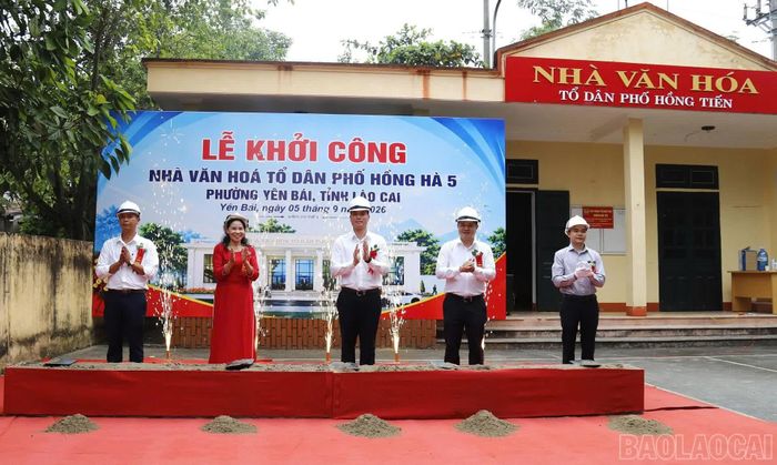 Các đại biểu dự Lễ khởi công Công trình Nhà văn hóa tổ dân phố Hồng Hà 5.