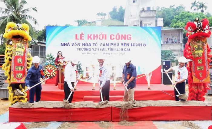 Các đại biểu dự Lễ khởi công Công trình Nhà văn hóa tổ dân phố Yên Ninh 8.