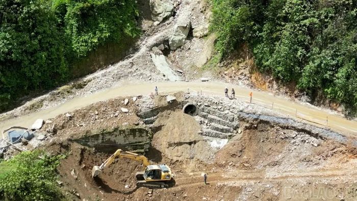 Điểm sạt lở taluy âm trên Quốc lộ 32 thuộc khu vực đèo Khau Phạ được Công ty Cổ phần Xây dựng đường bộ I Yên Bái xử lý để đảm bảo an toàn giao thông.