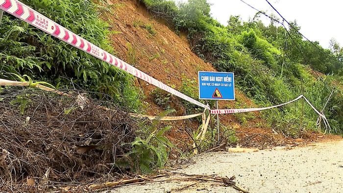 KM11+150, Quốc lộ 2D thuộc thôn Hồng Văn, xã Thác Bà, sạt trượt taluy dương gây nguy hiểm cho người và phương tiện tham gia giao thông.
