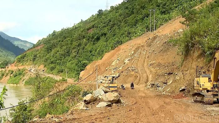 Do địa hình miền núi, độ dốc cao, chia cắt lớn trên các tuyến giao thông của tỉnh thường xuyên xảy ra các điểm sạt trượt taluy âm, taluy dương ảnh hưởng đến việc đi lại của người tham gia giao thông.