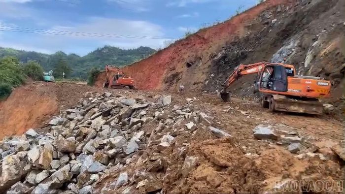 Phương tiện máy móc cùng vật tư thiết bị và nhân lực được các đơn vị quản lý tập kết nhanh chóng khắc phục sự cố ngay khi xảy sạt lở trên các tuyến giao thông.