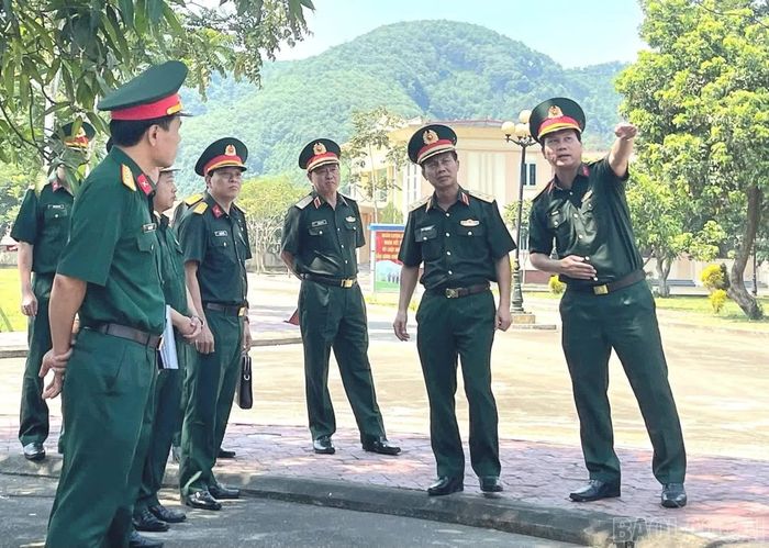Đoàn công tác kiểm tra, khảo sát các vị trí quy hoạch doanh trại tại Trung đoàn 254, Bộ Chỉ huy Quân sự tỉnh Lào Cai.