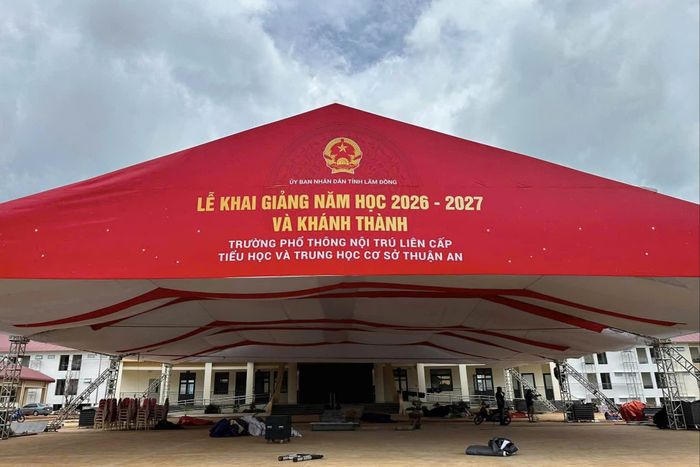 Công tác chuẩn bị lễ khai giảng và khánh thành Trường Phổ thông nội trú liên cấp Tiểu học và THCS Thuận An tại xã biên giới Thuận An