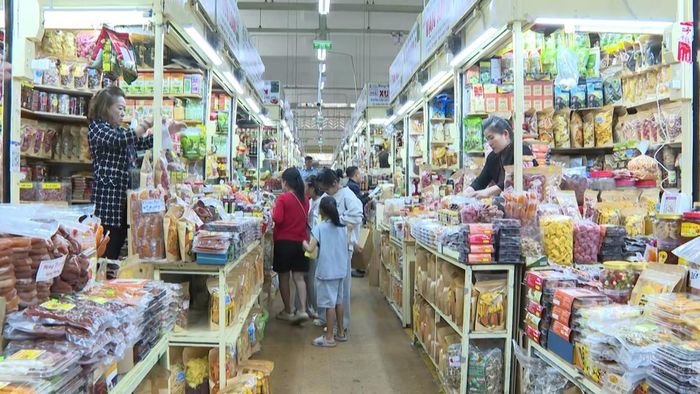 Đông đảo du khách ghé chợ Đà Lạt để mua sắm. Ảnh: Văn Chinh