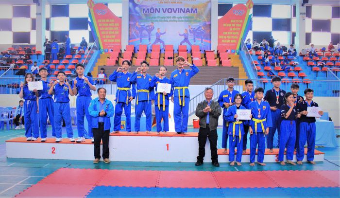 Trao HC Vàng cho VĐV Sở GD & ĐT Lâm Đồng ở một nội dung thi đấu môn vovinam