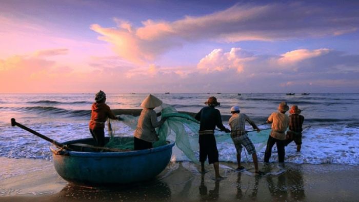 Người dưới nước cùng người trên bờ phối hợp nhịp nhàng