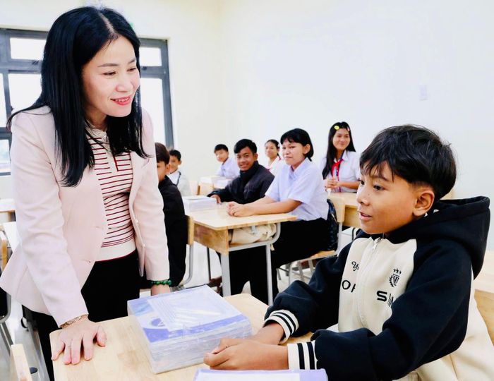 Bà Lê Thị Bích Liên - Giám đốc Sở Giáo dục và Đào tạo Lâm Đồng thăm hỏi, động viên học sinh vùng biên (ảnh tư liệu)