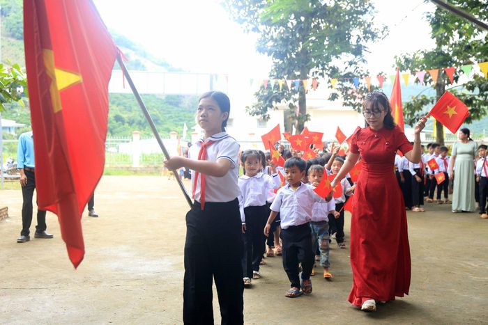 Học sinh tại điểm trường Đạ M’Pô, thuộc Trường Tiểu học và THCS Trần Phú, xã Đam Rông 3 phấn khởi đến trường dự lễ khai giảng sớm một ngày. Ảnh: Chính Thành