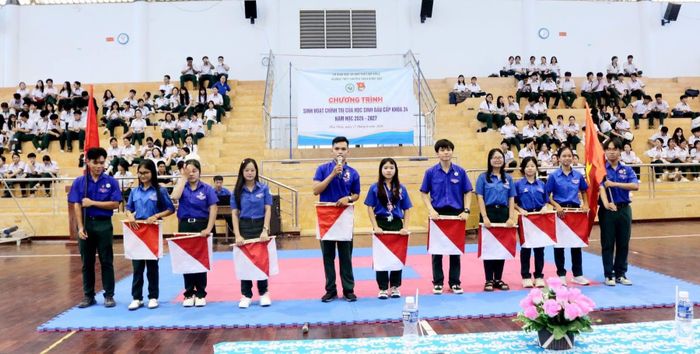 Trường THPT Chuyên Trần Hưng Đạo tổ chức chương trình sinh hoạt chính trị cho học sinh đầu cấp