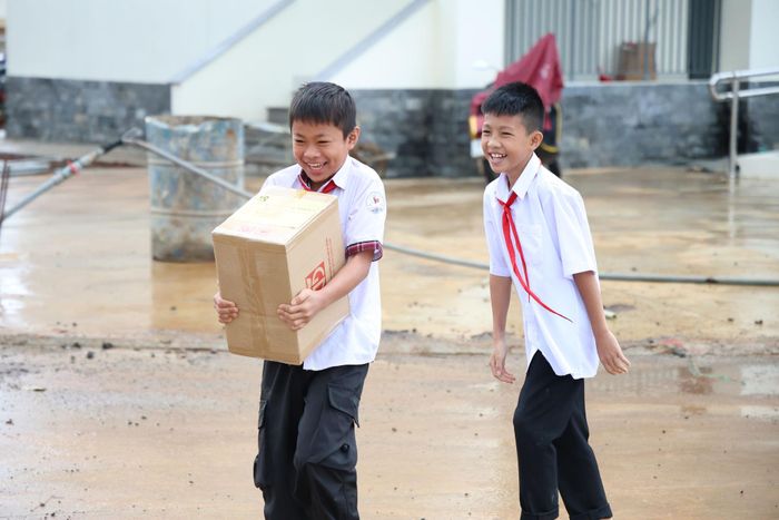 Học sinh trường nội trú khu vực biên giới nhận sách giáo khoa được cấp phát miễn phí từ năm học 2026 - 2027