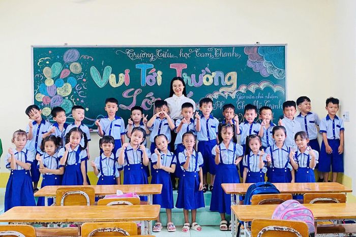 Cô và trò Trường Tiểu học Phú Quý hân hoan trong ngày tựu trường