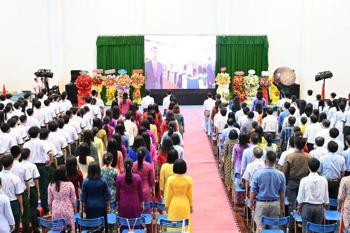 Trường THPT Chuyên Trần Hưng Đạo thực hiện nghi thức chào cờ đồng loạt toàn quốc