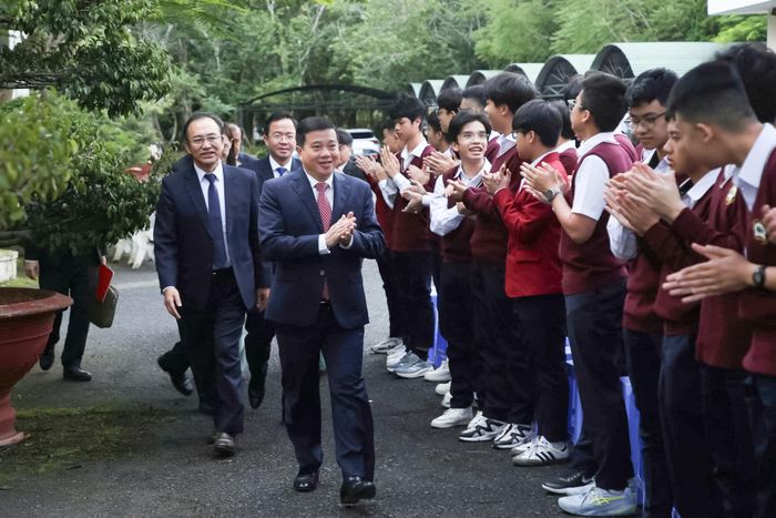 Đồng chí Y Thanh Hà Niê Kđăm, Ủy viên Ban Chấp hành Trung ương Đảng, Bí thư Tỉnh ủy, Trưởng Đoàn ĐBQH tỉnh Lâm Đồng tham dự lễ khai giảng tại Trường THPT Chuyên Thăng Long - Đà Lạt
