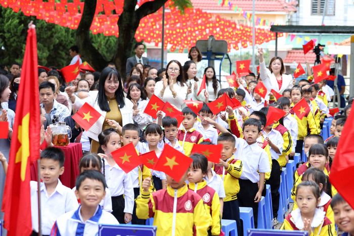 Các em học sinh Trường Tiểu học và THCS Từ Liêm, xã Nam Ban Lâm Hà hân hoan đón chào năm học mới. Ảnh: Chính Thành