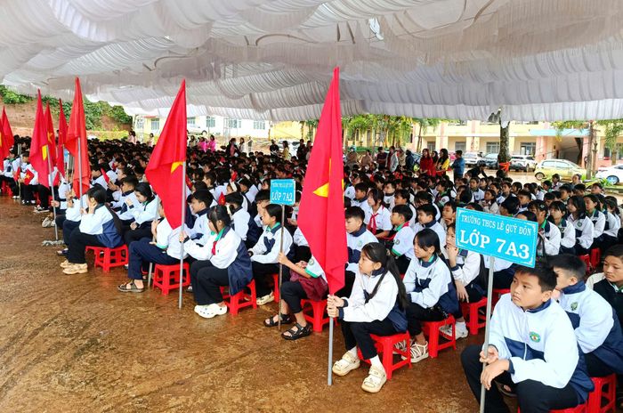 Hơn 1800 học sinh Trường THCS Lê Quý Đôn, xã Trường Xuân nô nức tham gia lễ khai giảng năm học 2026 - 2027
