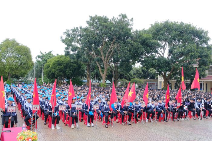 Các em học sinh Trường THCS và THPT Nguyễn Viết Xuân, xã Gia Hiệp tại lễ khai giảng