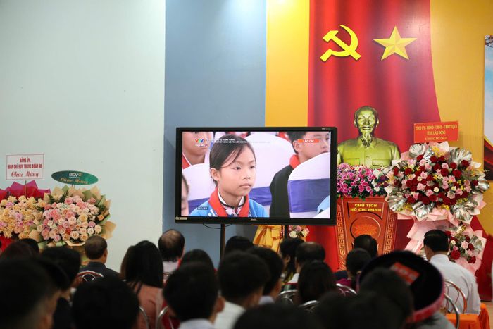 Học sinh các dân tộc Trường THPT Dân tộc nội trú N'Trang Lơng (phường Đông Gia Nghĩa) theo dõi Lễ khai giảng năm học 2026 - 2027 trực tuyến