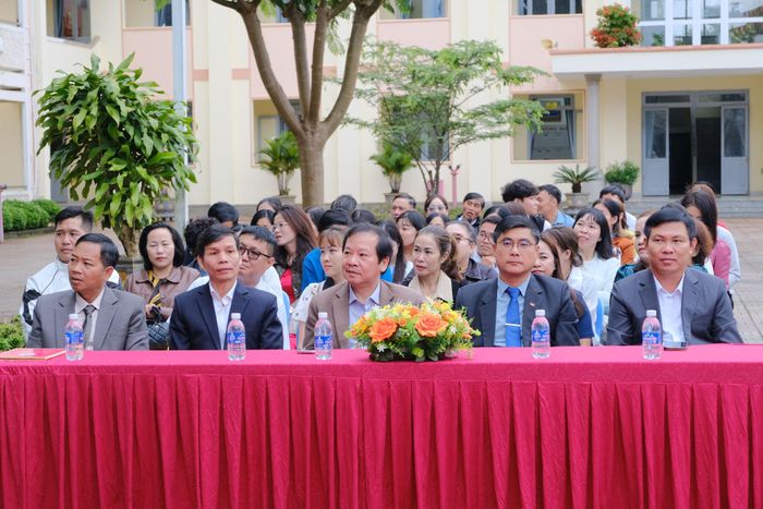 Đồng chí Nguyễn Khắc Bình, Ủy viên Ban Thường vụ Tỉnh ủy, Chánh Văn phòng Tỉnh ủy Lâm Đồng (thứ 2 từ phải qua) cùng đại diện lãnh đạo địa phương dự lễ khai giảng tại Trường THCS và THPT Nguyễn Viết Xuân, xã Gia Hiệp