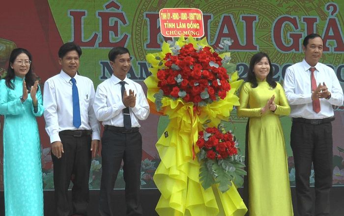 Đồng chí Hà Thị Hạnh, Ủy viên Ban Thường vụ Tỉnh ủy, Phó Chủ tịch Ủy ban MTTQ Việt Nam tỉnh Lâm Đồng (thứ 2 từ phải qua) tặng lẵng hoa chúc mừng khai giảng tại Trường THCS Võ Đắt, xã Hoài Đức
