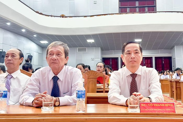 Đồng chí Võ Thanh Bình, Ủy viên Ban Thường vụ Tỉnh ủy, Bí thư Đảng ủy phường Phan Thiết (ngoài cùng bên phải) cùng các đại biểu dự khai giảng tại Trường THPT Phan Thiết