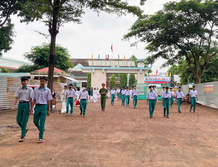 Học sinh Trường THPT Hùng Vương - Hoài Đức trong ngày đầu tiên đến trường