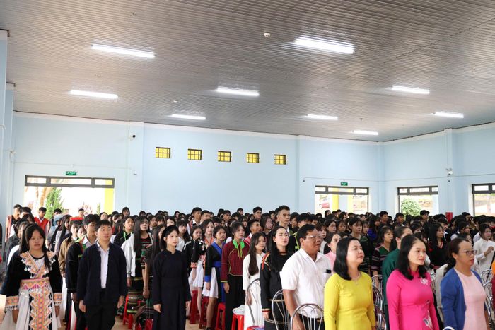 Học sinh Trường THPT Dân tộc nội trú N'Trang Lơng (phường Đông Gia Nghĩa) thực hiện nghi thức chào cờ