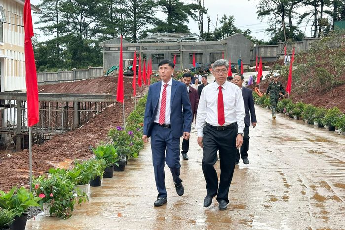 Đồng chí Nguyễn Minh, Tỉnh ủy viên, Phó Chủ tịch UBND tỉnh cùng lãnh đạo xã Quảng Trực tham dự lễ khai giảng tại Trường Phổ thông nội trú Tiểu học và THCS Quảng Trực
