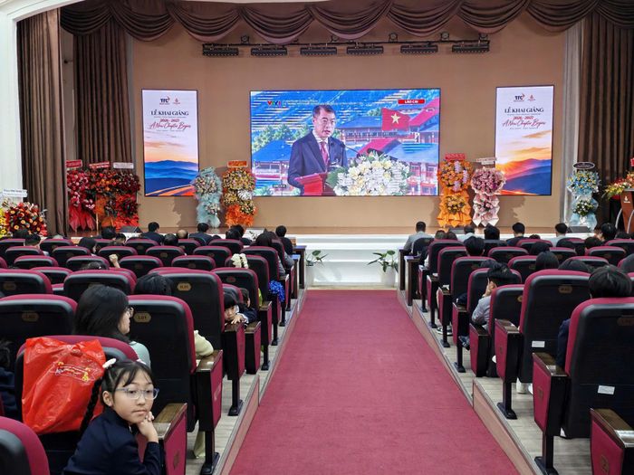 Học sinh Trường Tiểu học, THCS và THPT Yersin Đà Lạt theo dõi lễ khai giảng năm học 2026 - 2027 trực tuyến
