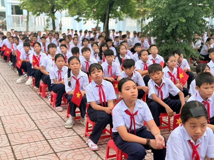 Học sinh Trường THCS Phước Hội dự lễ khai giảng năm học mới. Ảnh: Thế Ân