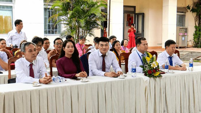 Đồng chí Nguyễn Văn Tám, Ủy viên Ban Thường vụ Tỉnh ủy, Trường Ban Nội chính Tỉnh ủy (ngoài cùng bên trái) tham dự lễ khai giảng tại Trường Tiểu học và THCS Đạ M'ri, xã Đạ Huoai 2