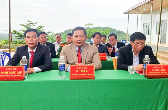 Đồng chí K' Mák, Ủy viên Ban Thường vụ Tỉnh ủy, Phó Chủ tịch Thường trực HĐND tỉnh dự lễ khai giảng tại Trường THCS Lê Quý Đôn, xã Trường Xuân