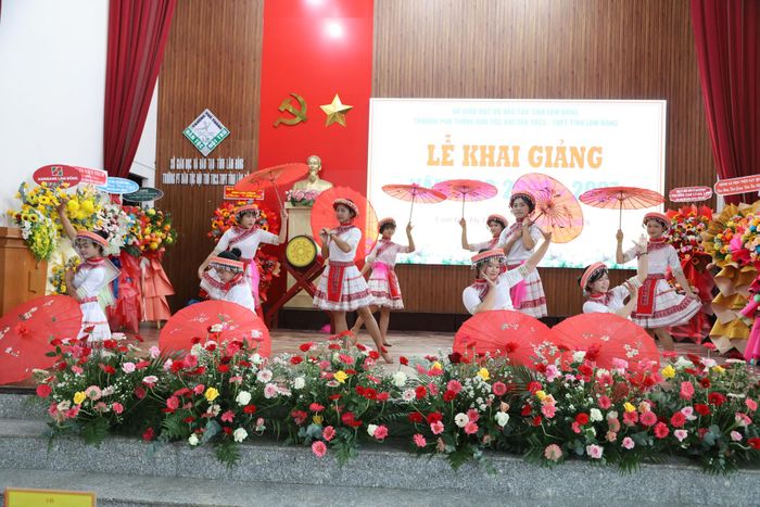 Tiết mục văn nghệ tại lễ khai giảng của Trường Phổ thông Dân tộc nội trú THCS - THPT tỉnh Lâm Đồng