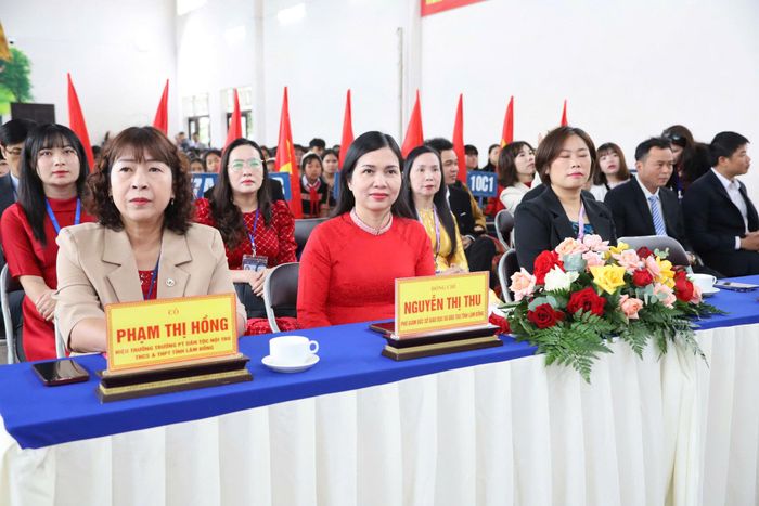 Các đại biểu tham dự lễ khai giảng tại Trường Phổ thông Dân tộc nội trú THCS - THPT tỉnh Lâm Đồng