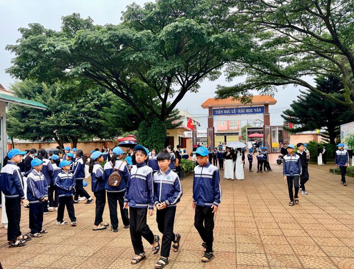 Học sinh Trường THCS và THPT Nguyễn Viết Xuân, xã Gia Hiệp, trong không khí khai giảng năm học mới