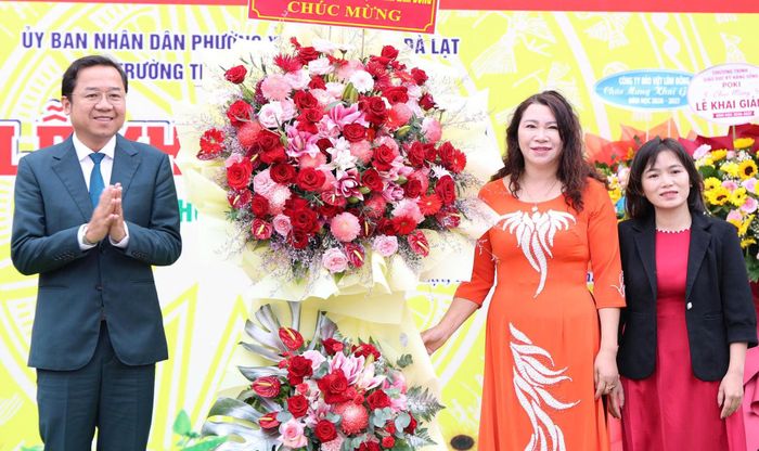 Đông chí Tôn Thiện Đồng, Ủy viên Ban Thường vụ Tỉnh ủy, Trưởng Ban Tổ chức Tỉnh ủy tặng hoa chúc mừng Trường Tiểu học Chu Văn An, phường Xuân Trường - Đà Lạt