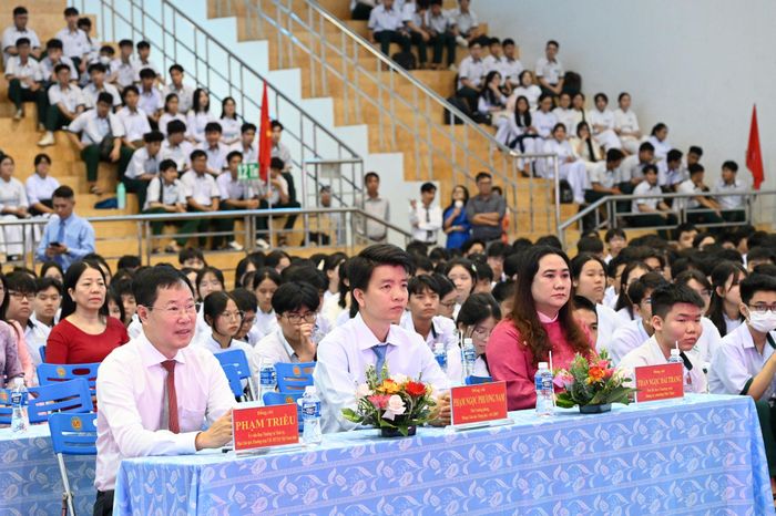 Đồng chí Phạm Triều, Ủy viên Ban Thường vụ Tỉnh ủy, Phó Chủ tịch Thường trực Ủy ban MTTQ Việt Nam tỉnh Lâm Đồng (ngoài cùng bên trái) đến dự và chúc mừng lễ khai giảng tại Trường THPT Chuyên Trần Hưng Đạo, phường Phú Thủy