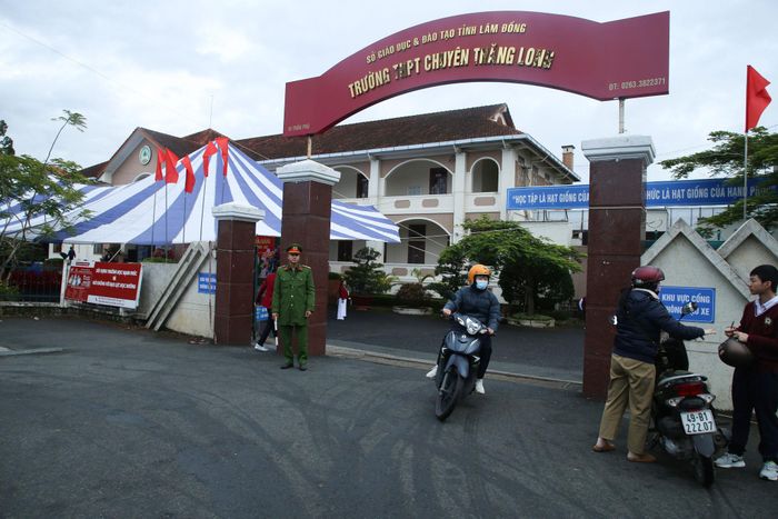 Lực lượng công an có mặt từ rất sớm, bảo đảm công tác an ninh, trật tự để lễ khai giảng năm học 2026 - 2027 diễn ra an toàn
