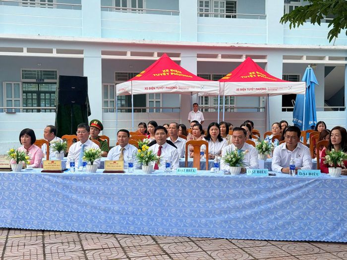 Đồng chí Nguyễn Hồng Hải, Ủy viên Ban Thường vụ Tỉnh ủy, Phó Chủ tịch UBND tỉnh Lâm Đồng (thứ 2 từ trái qua) dự lễ khai giảng năm học mới tại Trường THCS Phước Hội, phường Phước Hội