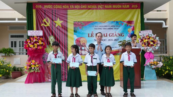 Đồng chí Lê Huy Toàn, Tỉnh ủy viên, Giám đốc Báo và Phát thanh, Truyền hình Lâm Đồng trao tặng 5 phần quà, mỗi phần trị giá 1 triệu đồng cho các em học sinh vượt khó học giỏi