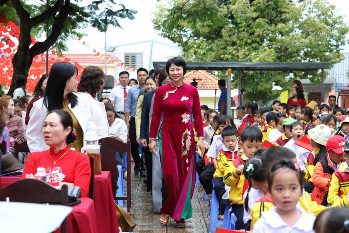 Đồng chí Phạm Thị Phúc, Phó Bí thư Tỉnh ủy, Chủ tịch Ủy ban MTTQ Việt Nam tỉnh Lâm Đồng dự lễ khai giảng, chúc mừng thầy và trò Trường Tiểu học và THCS Từ Liêm, xã Nam Ban Lâm Hà