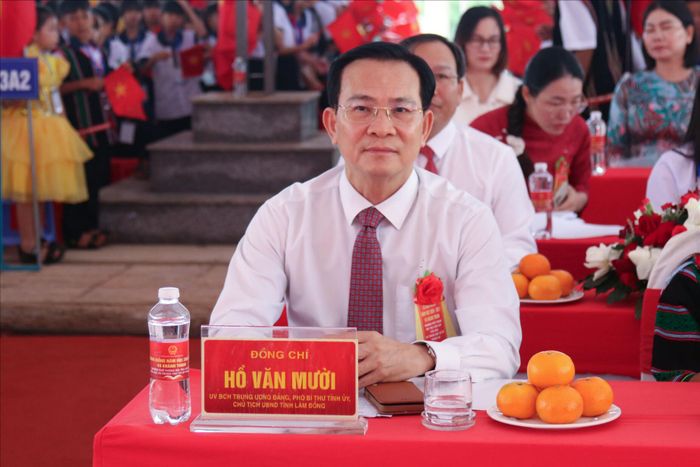 Đồng chí Hồ Văn Mười, Ủy viên Ban Chấp hành Trung ương Đảng, Phó Bí thư Tỉnh ủy, Chủ tịch UBND tỉnh dự lễ khai giảng và khánh thành Trường Phổ thông nội trú liên cấp Tiểu học và THCS Thuận An