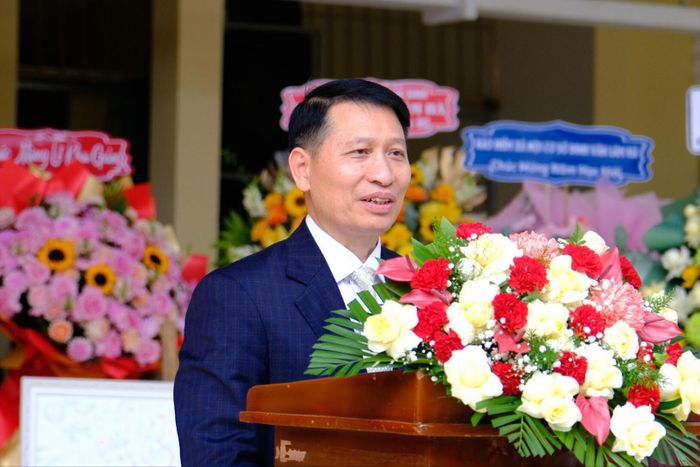 Đồng chí Bùi Huy Thành, Ủy viên Ban Thường vụ Tỉnh ủy, Trưởng Ban Tuyên giáo Tỉnh ủy phát biểu tại lễ khai giảng Trường THPT Lâm Hà, xã Đinh Văn Lâm Hà