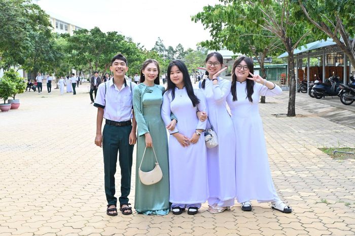 Cô giáo và học sinh đầu cấp Trường THPT Chuyên Trần Hưng Đạo, phường Phú Thủy phấn khởi trong buổi sáng khai giảng