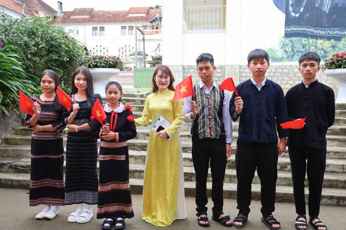 Cô và trò Trường Phổ thông Dân tộc nội trú THCS - THPT tỉnh Lâm Đồng vui mừng trong ngày khai giảng