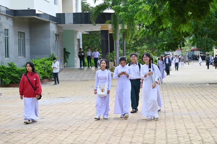 Các em học sinh Trường THPT Chuyên Trần Hưng Đạo, phường Phú Thủy phấn khởi trong buổi sáng khai giảng