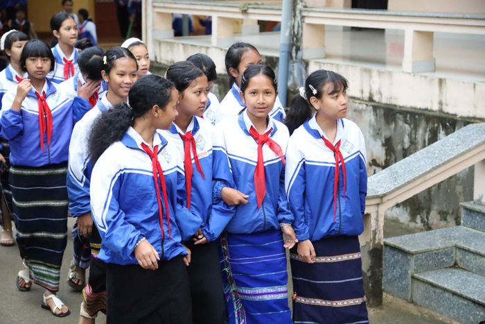 Các em học sinh Trường Phổ thông Dân tộc nội trú THCS - THPT tỉnh Lâm Đồng, phường Cam Ly - Đà Lạt đến sớm để tham dự lễ khai giảng