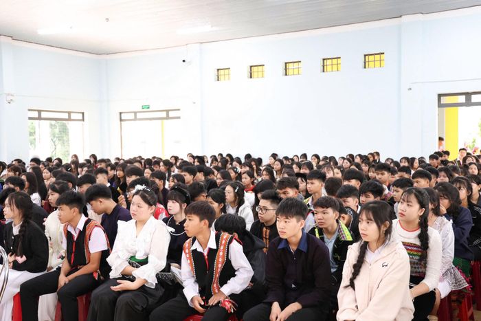 Do thời tiết mưa, học sinh Trường THPT Dân tộc nội trú N’Trang Lơng (phường Đông Gia Nghĩa) dự lễ khai giảng trong hội trường