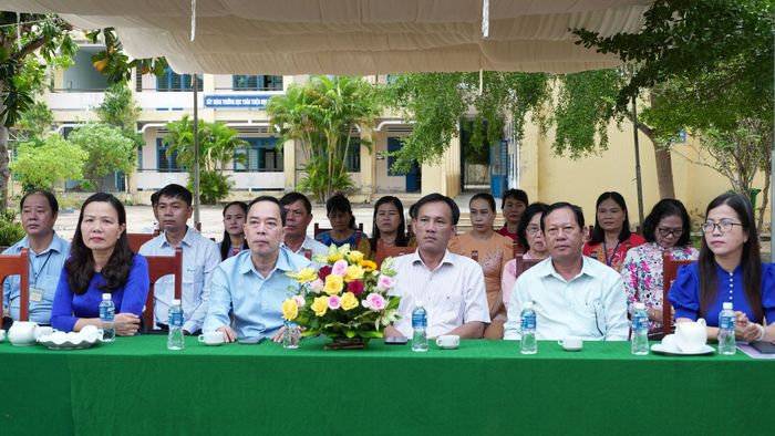 Đồng chí Lê Huy Toàn, Tỉnh ủy viên, Giám đốc Báo và Phát thanh, Truyền hình Lâm Đồng (thứ 2 từ trái qua) dự lễ khai giảng tại Trường THCS Hồng Thái, xã Hồng Thái